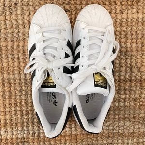 Adidas superstar shell toe sneakers- size 4.5 men’s/5.5 women’s